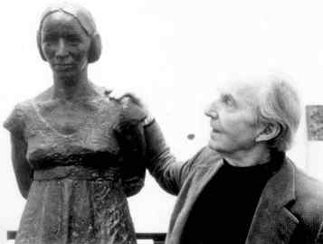 Gunnar Janson with his sculpture of Ingeborg.